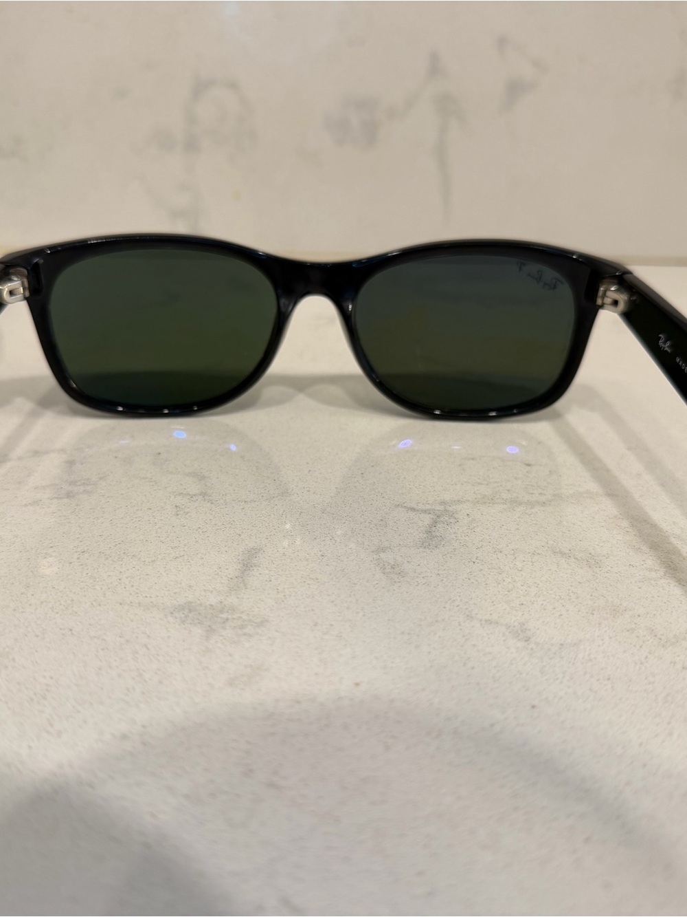 Classic Ray-Ban Wayfarer polarized black sunglasses with case - Picture 7 of 9